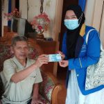 Mengantarkan BLT ke rumah Penerima yang sedang sakit