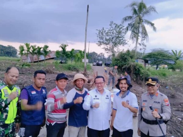 BUPATI EKA PUTRA MENINJAU JEMBATAN PUTUS KE PERUMAHAN BUKIT BINTANG RIZANO