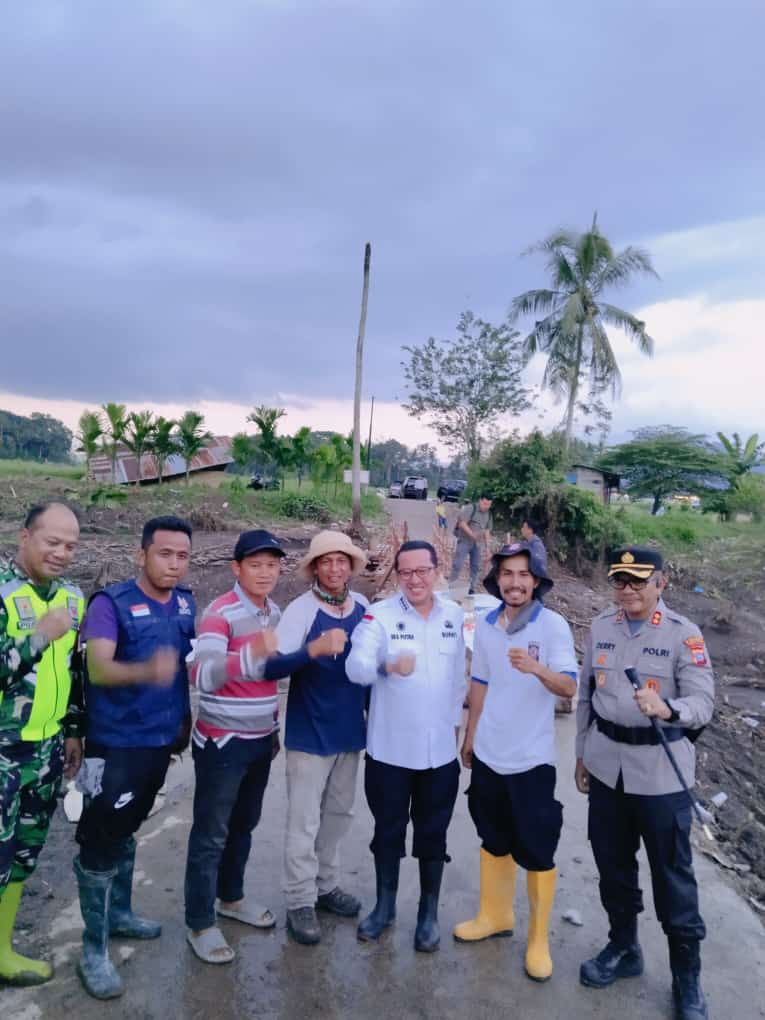 BUPATI EKA PUTRA MENINJAU JEMBATAN PUTUS KE PERUMAHAN BUKIT BINTANG RIZANO
